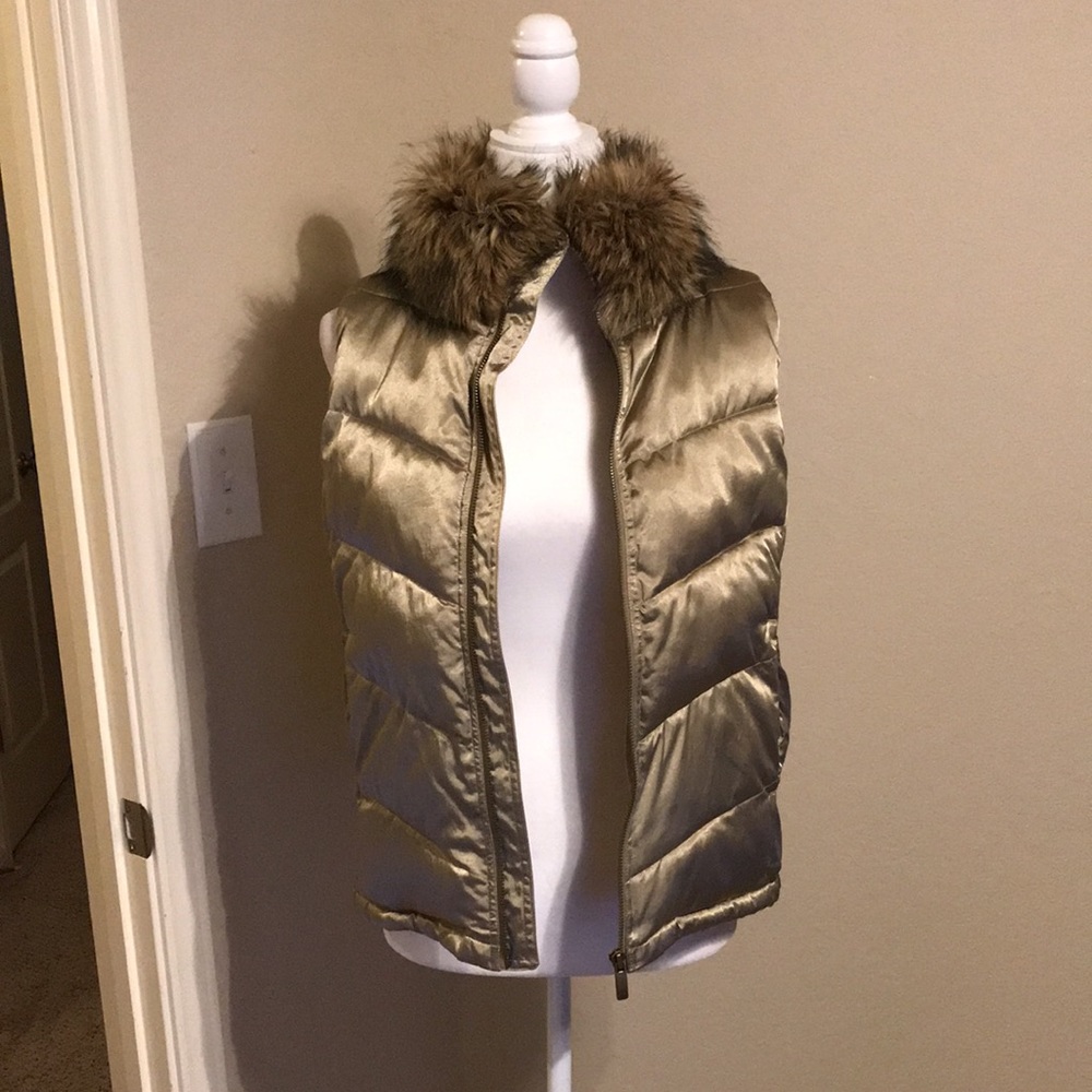 Gap - NWOT - Gold puffer vest with fur collar - SP